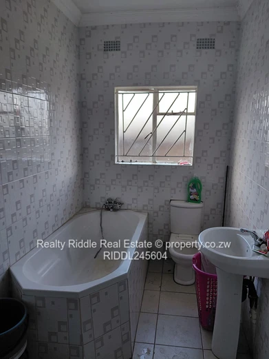 For sale 5 beds ridgeview Belvedere close to zesa training centre 