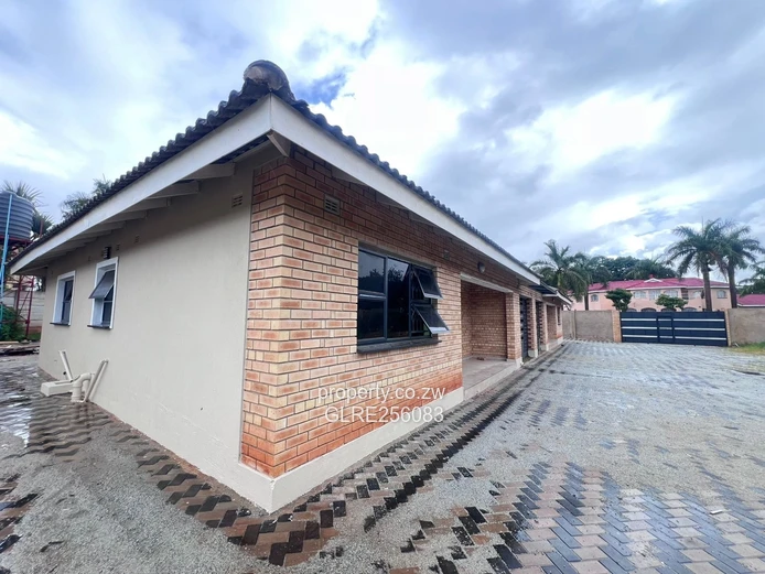 Newly Renovated 4-Bed Flat Bluff Hill - Borehole Included