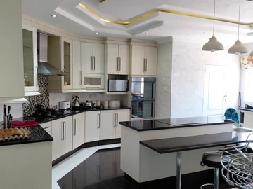 5 Bedroom House