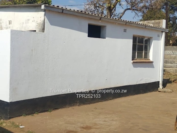 3-Bed Cotswold House - Fitted Kitchen, Flatlet & Garage