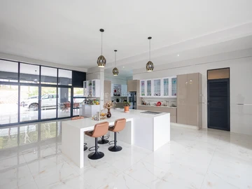 5 Bedroom House