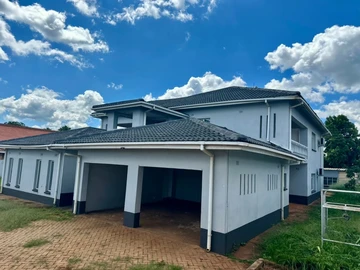 Neat & Coxy family home!