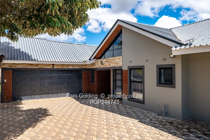 Move In Ready Compact Modern Family Home!!!! (Sole Mandate)