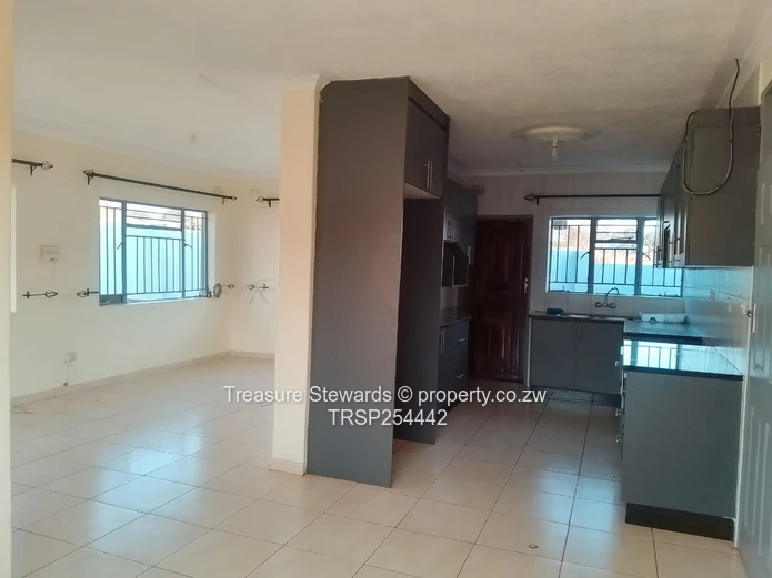 3-Bed Cottage with Borehole & Solar in Gletwin Park