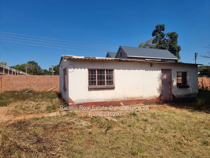 2-Bed Cottage with Spacious Garden & Borehole – Greendale North