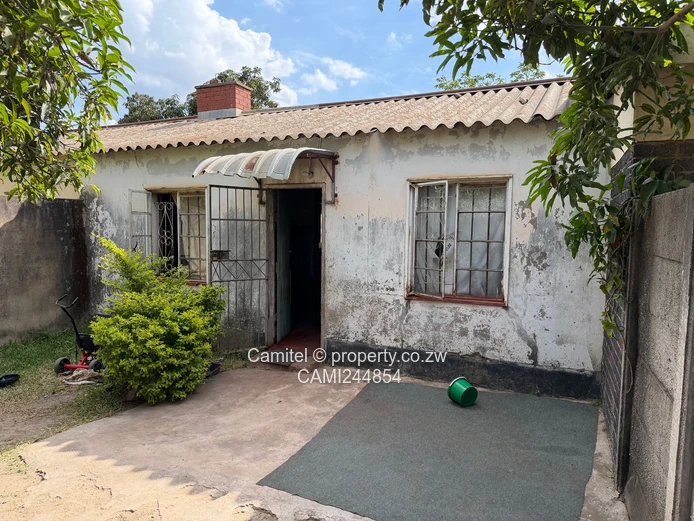 Mufakose,2-Bed core house walled and gated sitting on 200m² near shops and schools  (Sole Mandate)