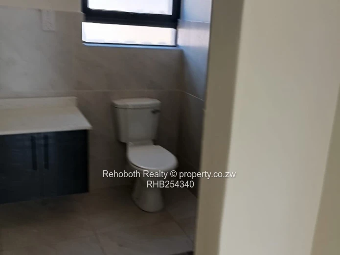 Spacious 2-Bed Marlborough Flat - Patio & Borehole