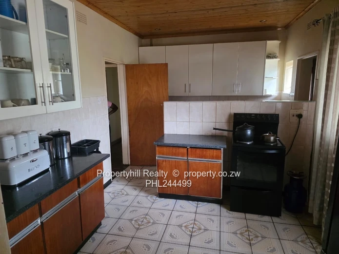 Manningdale 2-Bed with a Non Functional  Pool, Borehole & Large Garden (Sole Mandate)