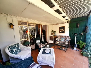 2 Bedroom Flat & Apartment