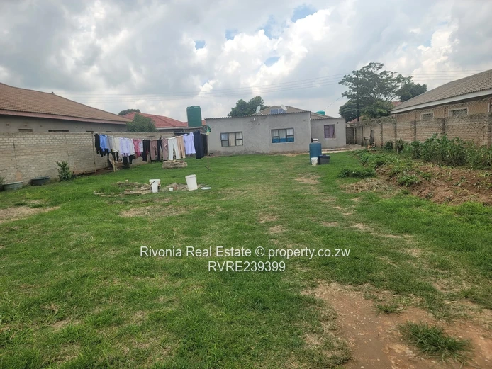 Stand with 5 roomed cottage on 670sqm