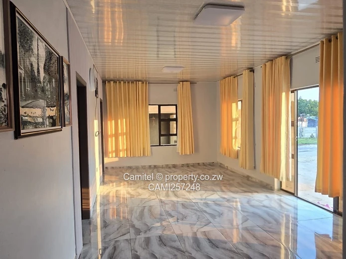 Sunlit 2-Bed Cottage Arlington — 2000m² Plot + Borehole
