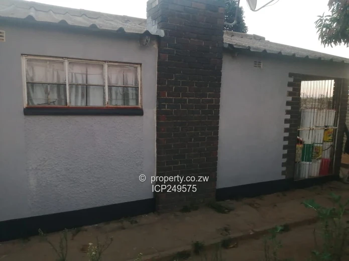 Zengeza 2 Chitungwiza 4 bedroom house for 40K