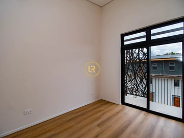 2 Bedroom Flat & Apartment