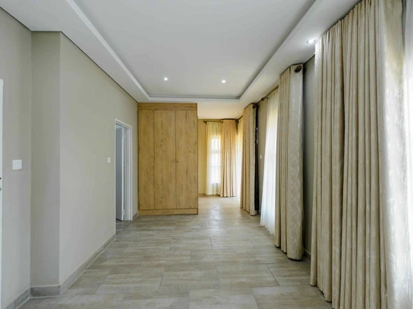 4 Bedroom Flat & Apartment