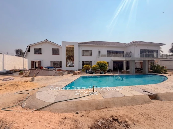 EMERALD HILL | SUBSTANTIAL 5-BEDROOM RESIDENCE ON 2000m²