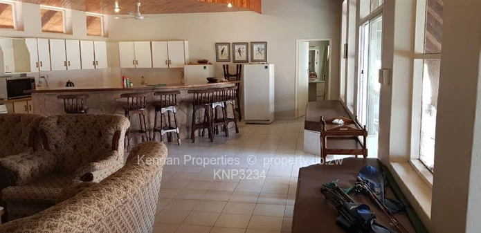 Kingfisher Lodge - Thatched lodge at Msuna Island in Victoria Falls