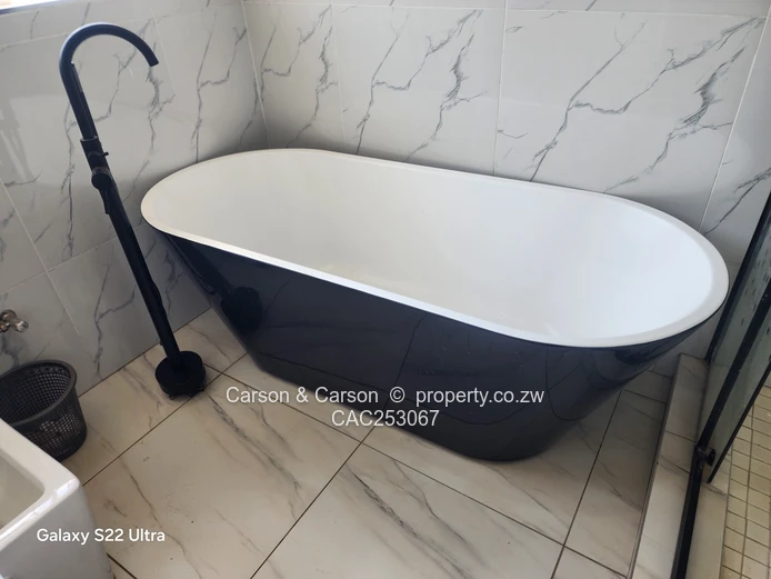 Spacious 5-Bed Windsor Park Home on 3,500m² with Borehole