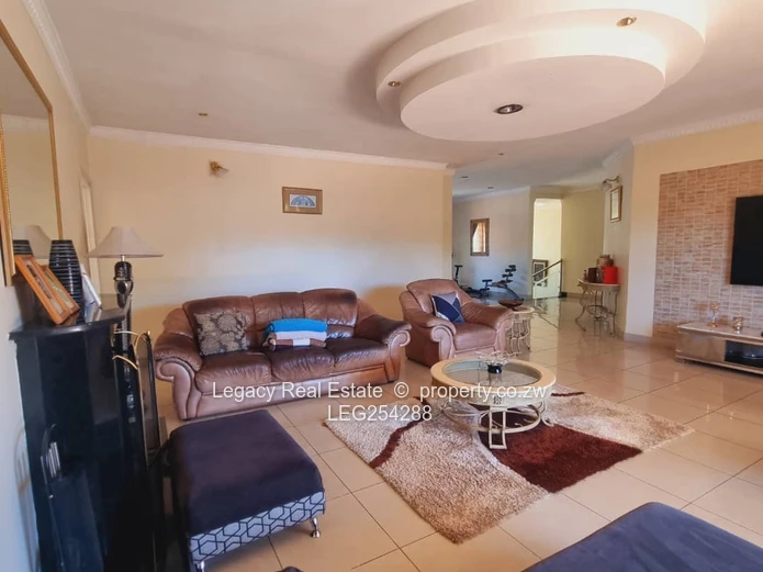 Borrowdale: Grand 9-Bed Residence on 4000m² with Borehole
