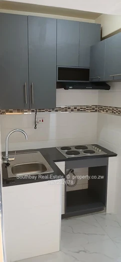 bedsitter available to let in Avenues