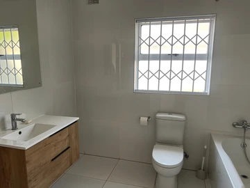 2 Bedroom Flat & Apartment