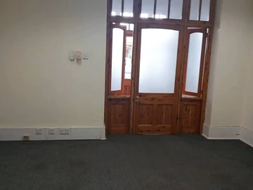 Neat Upper CBD office to let. Rent US$440 per month.