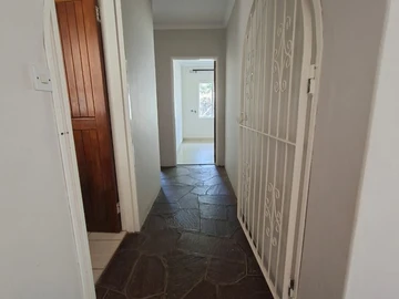 6 Bedroom Flat & Apartment