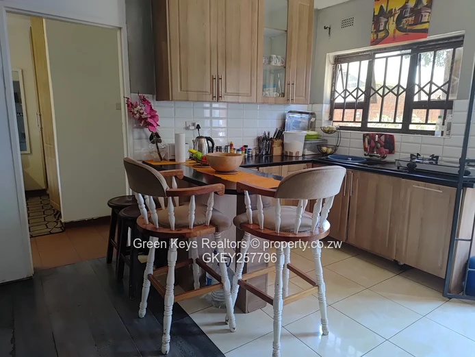 Gletwin 3 beds with main en-suitecottage on 2040sqm
