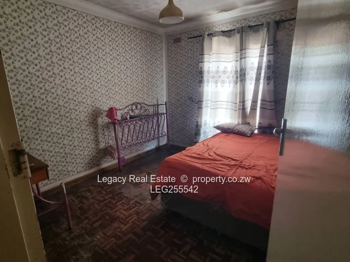 Palm-lined 5-Bed Home on 3000m² in Marimba — Borehole
