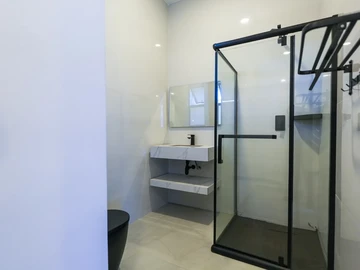 2 Bedroom Flat & Apartment