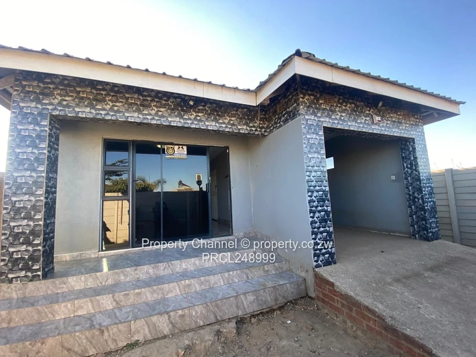 Glaudina 3-Bed: Modern Tiles, Built-ins & Borehole