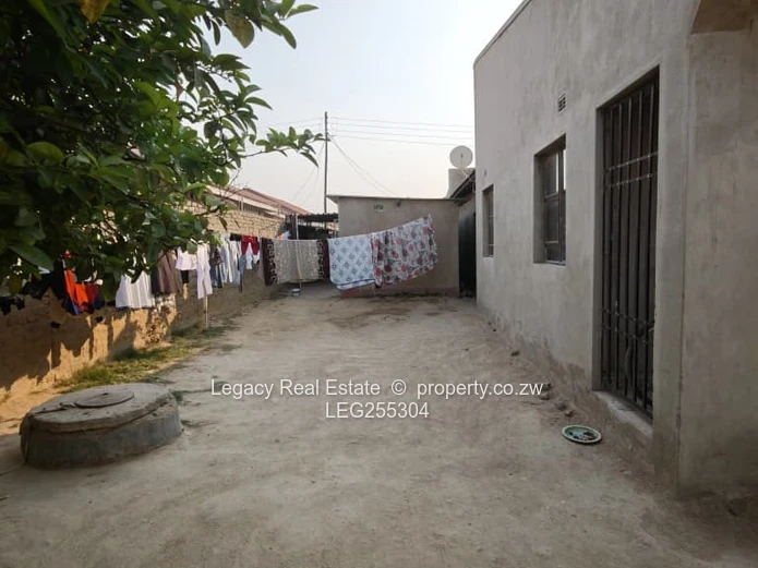 Secure Walled 4-Bed Home with Flatlet & Garage — Chitungwiza (Sole Mandate)