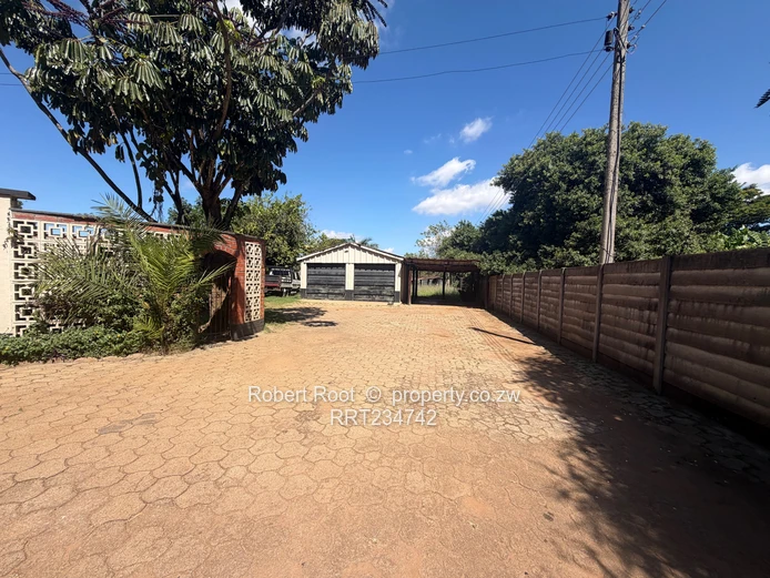 4BR Marlborough Home on 4000m² — Pool & Garden