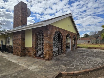 Comfort And Charm In A Peaceful Suburb.