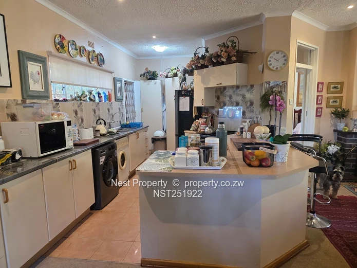 Charming Home + 2 Bed Cottage in Glen Lorne!