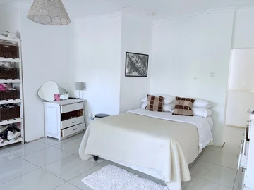 6 Bedroom House