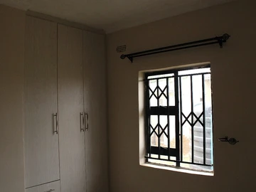 2 Bedroom Flat & Apartment