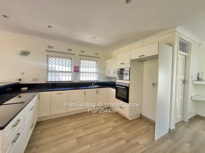 Newlands – Spacious 3 Bedroom Townhouse In Exclusive Complex