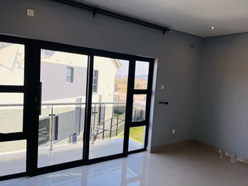 2 Bedroom Flat & Apartment