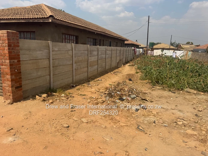 300m² Stand with Main Road Frontage in Damofalls