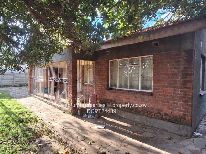 Cozy 4-bed with paved yard in Zimre Park