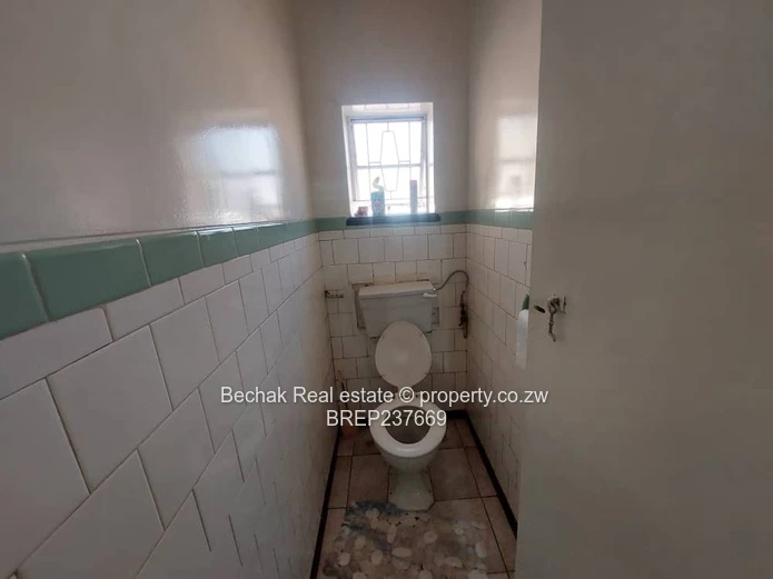 Family Home in Famona — 3-bed, Pool & Borehole on 2,360m²
