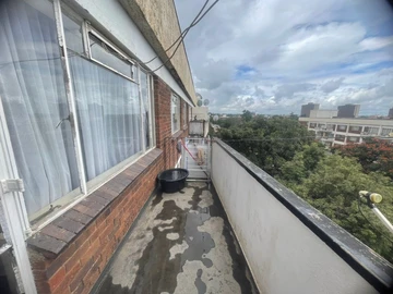 2 Bedroom Flat & Apartment