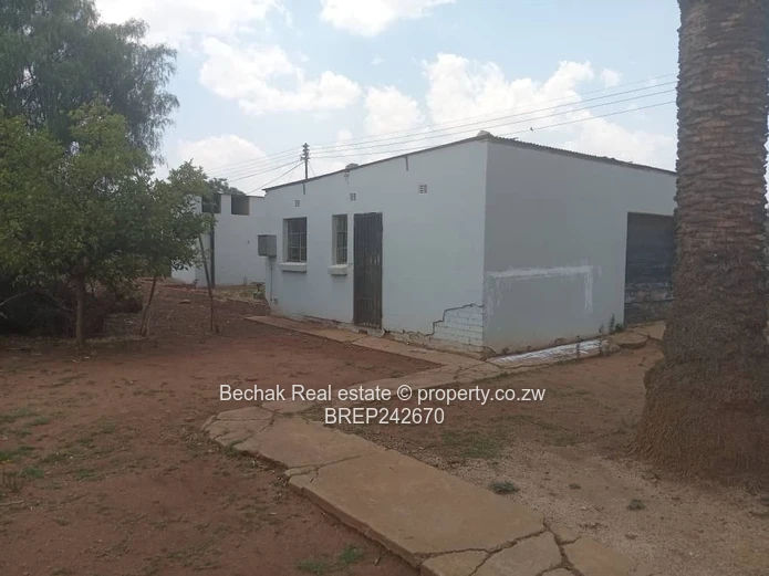 Bellevue: 3-Bed Home on 3,900 m² with Cottage & Garage