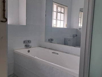 2 Bedroom Flat & Apartment