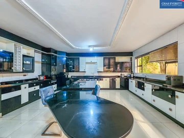 6 Bedroom House