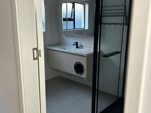 4 Bedroom Flat & Apartment