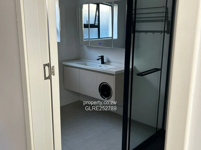 Bright 4-Bed Mount Pleasant Flat with Modern Kitchen & Borehole