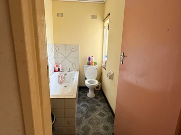 2 Bedroom Flat & Apartment