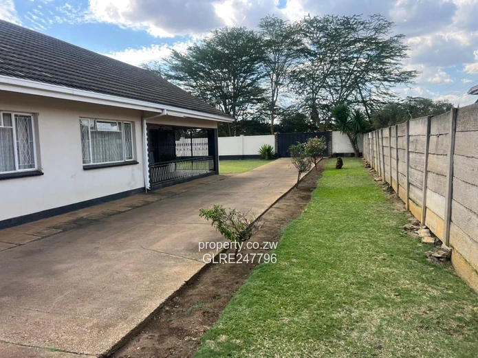 Eastlea 4-Bed Bungalow on 1700m² with Borehole & Lawn
