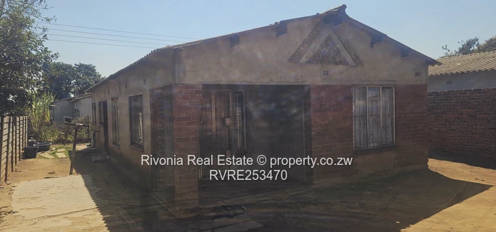 Spacious 4-Bed Home with Borehole in Budiriro